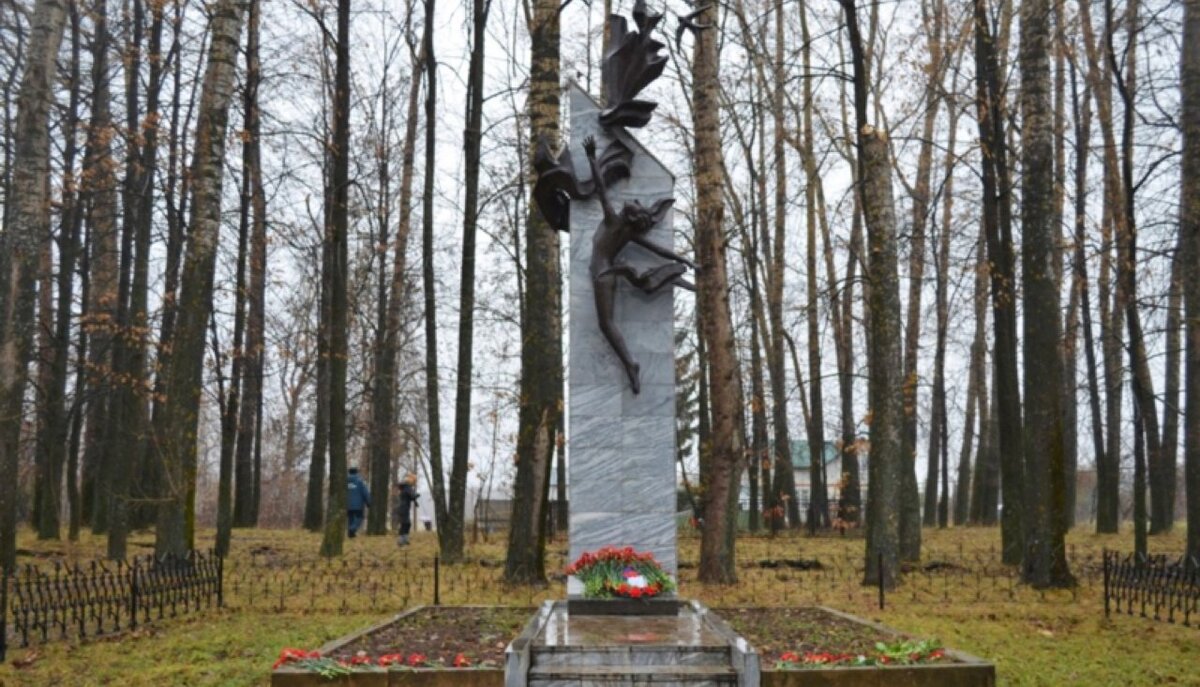  Памятник погибшим в пожаре 1961 года в школе в деревне Эльбарусово