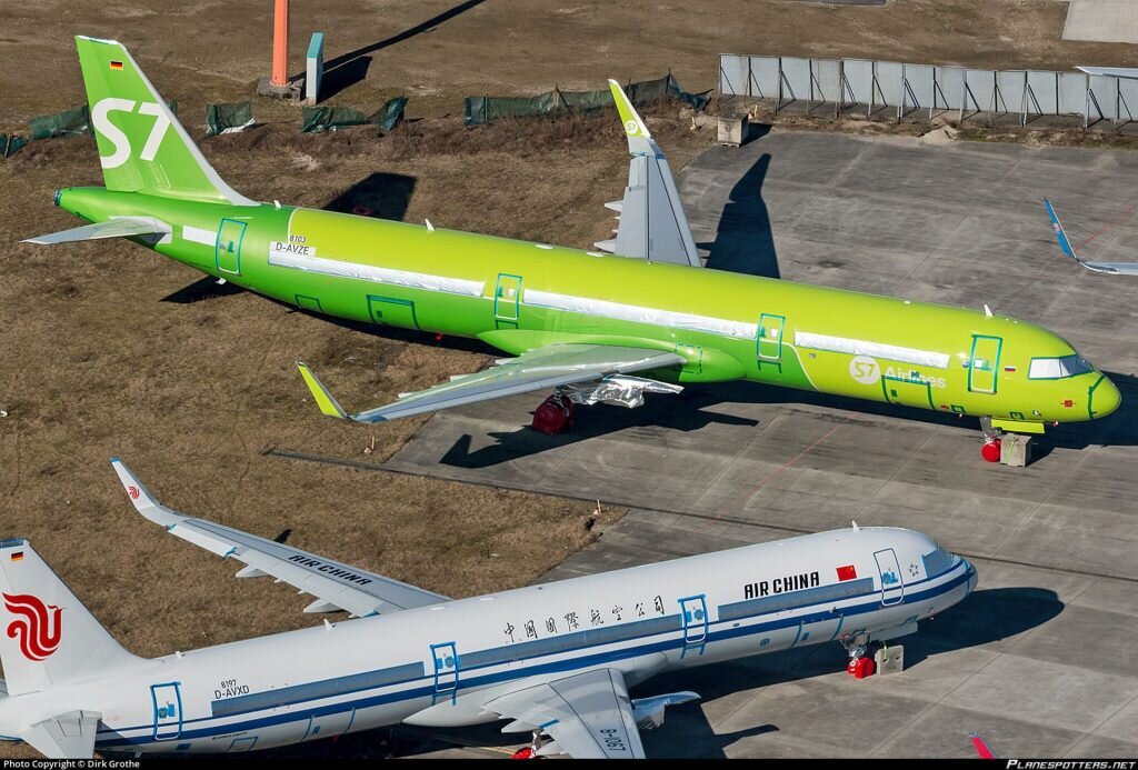 Airbus A321-271N авиакомпании S7 Airlines ожидает своих американских двигателей в аэропорту Гамбург Финкенвердер (XFW)