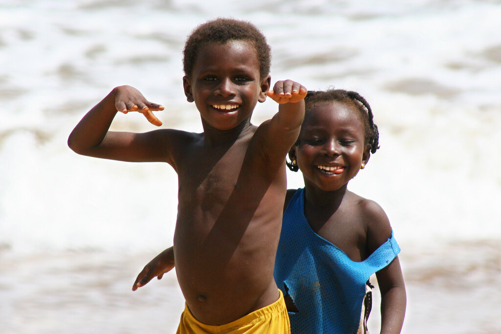 Поиграем в гане. Beach South Africa Kids. Africa Beach boys. Ghana Kids. Africans at Beach.