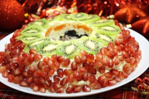  Салат «Дамский каприз» с курицей и гранатом, это украшение вашего новогоднего стола. Для милых дам слоеный красивый салат станет очарованием вечера.„ Время приготовления 1 часИнгредиенты:Бедра куриные 2-3 шт Сыр 100 г Чернослив 50  г Яйца 3 шт Морковь 2 шт Киви 2 шт Гранат 1 шт Майонез 4-5 ст. л. Соль по вкусу Приготовление: