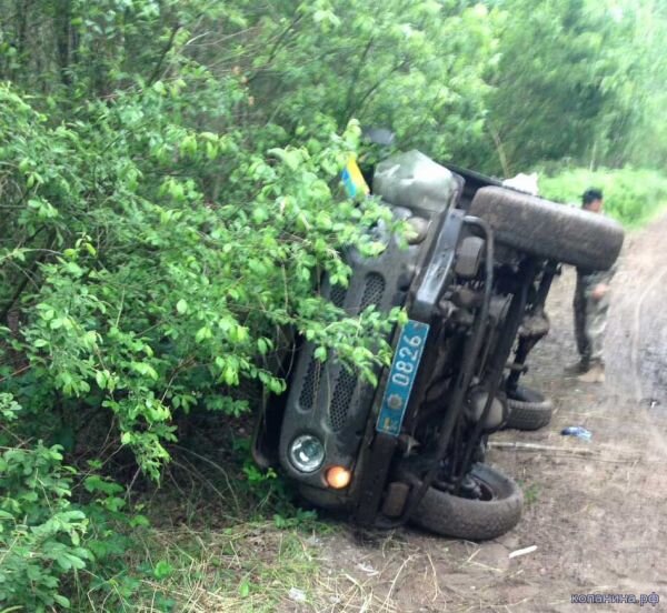 На фото одна из двух полицейских машин поврежденных при схватке копателей и сотрудников МВД в Ровенской обл Украины 