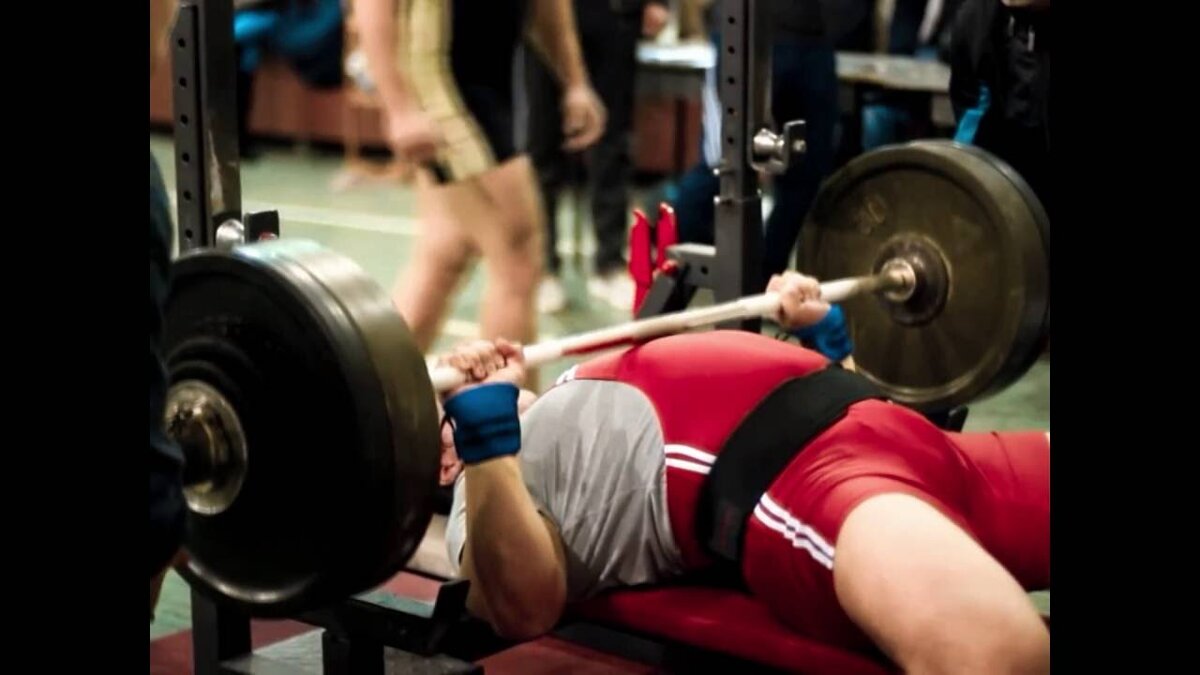 В жиме лежа мы жмем не только руками - работает все тело работает, распрямляясь, как пружина 