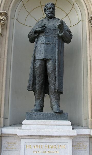 
Один из идеологов предвоенных усташей («повстанцев») Миле Будак поначалу отвергал связь хорватского национализма с фашизмом и национал-социализмом. Идеологию усташей он определил как продолжение политического учения о панхорватстве, созданного ещё в середине XIX века австро-венгерским политиком и публицистом хорватского происхождения Анте Старчевичем. Последний долгое время боролся за наделение Хорватии правами широкой автономии внутри Австро-Венгерской империи, за что не один раз подвергался репрессиям со стороны монархии. Он стоял у истоков формирования первой Хорватской партии права.