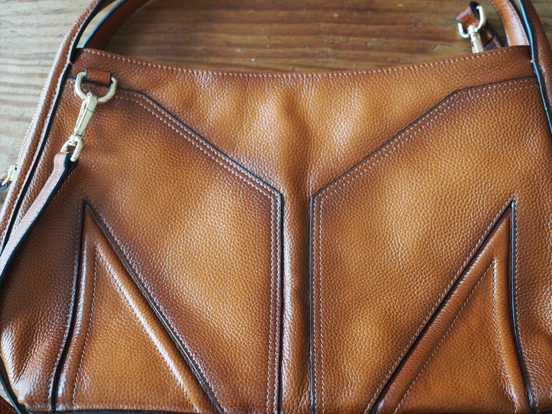 Genuine leather перевод на русский. Genuine Leather. Vera pelle Genuine Leather сумка планшет. Echtes Leder Genuine Leather флажок. Genuine Leather Vera pelle сумки.