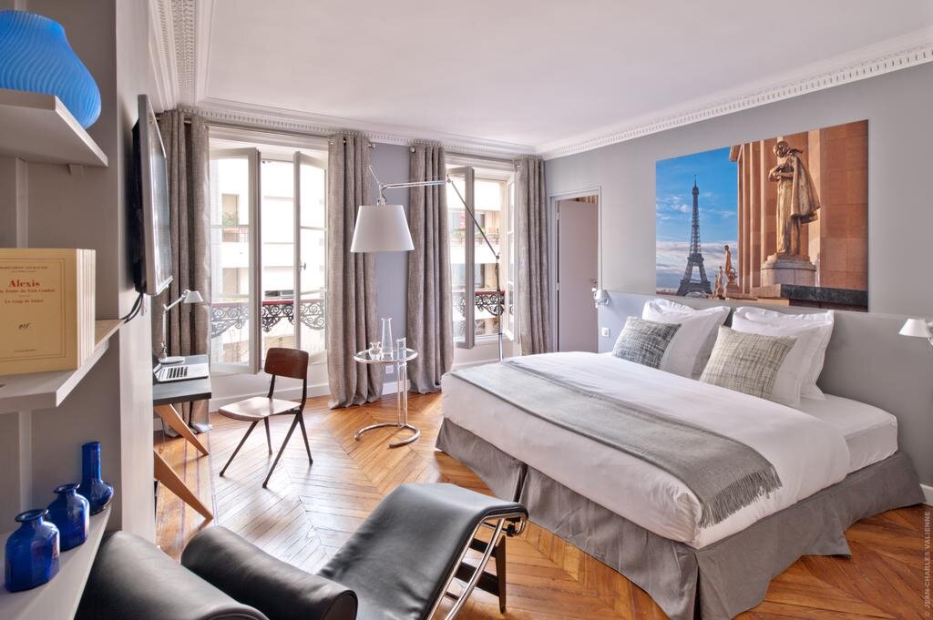 Me my home. Семья в загородном доме. Home картинка. Upstairs downstairs worksheet. Тини хаус из кирпича.