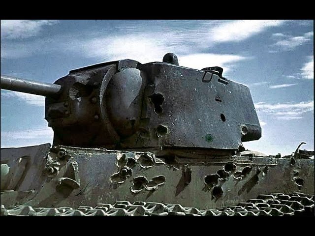 Многочисленные следы от бесполезных немецкий снарядов на броне советского танка