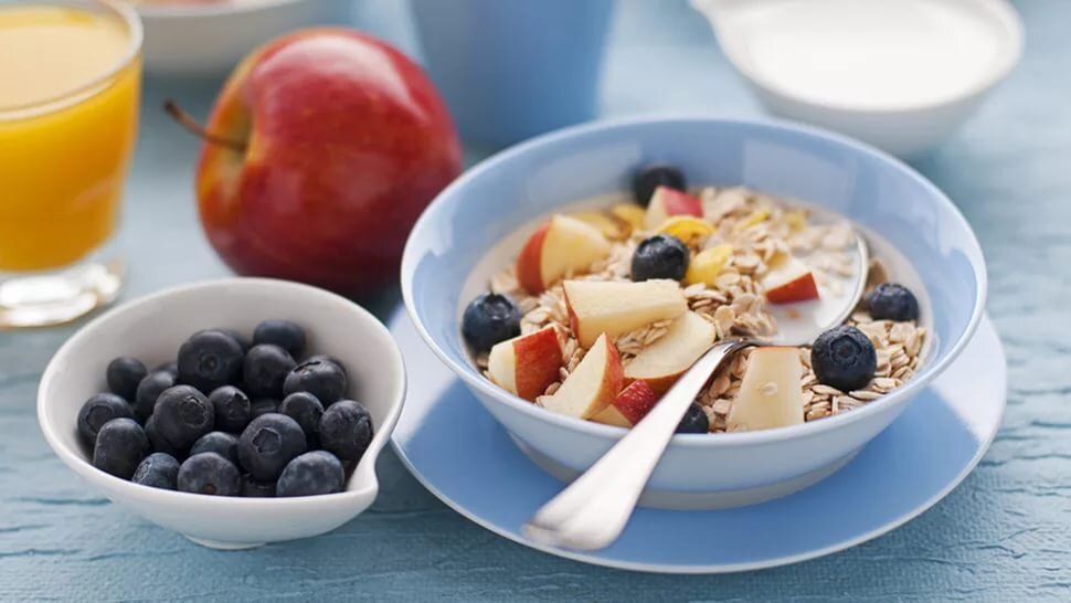 Начинать день нужно с эффективного завтрака.  Чем так полезен завтрак? Во-первых за завтраком формируется ваш настрой на рабочий день.