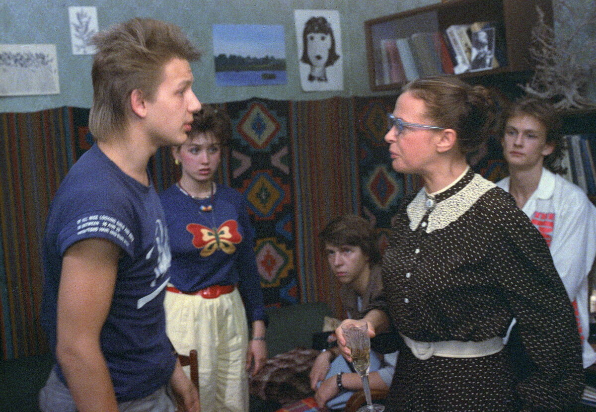 Кадр из фильма «Дорогая Елена Сергеевна» (1988). Скриншот. Источник - YouTube.