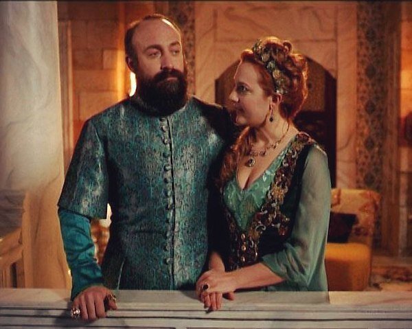 Актриса Мерьем Узерли в роли Хюррем султан и актер Халит Эргенч в роли султана Сулеймана, в сериале "Великолепный век", изображение взято с открытого источника в интернет, с сайта:https://fotostrana.ru/nastoyashchaya--hurrem-sultan/album/133233898/photos/