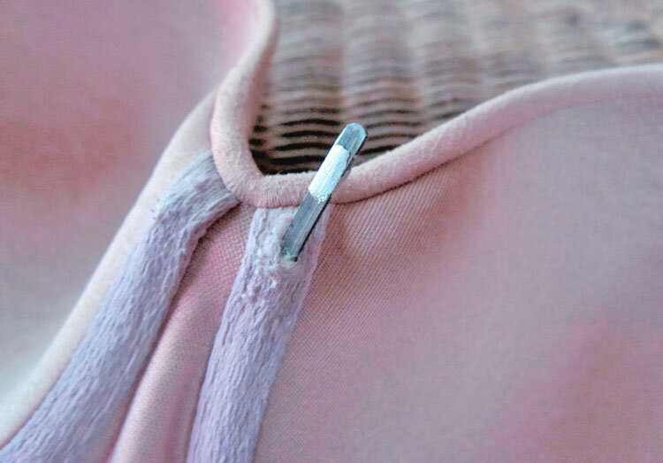 Торчащая из бюстгальтера металлическая косточка. 