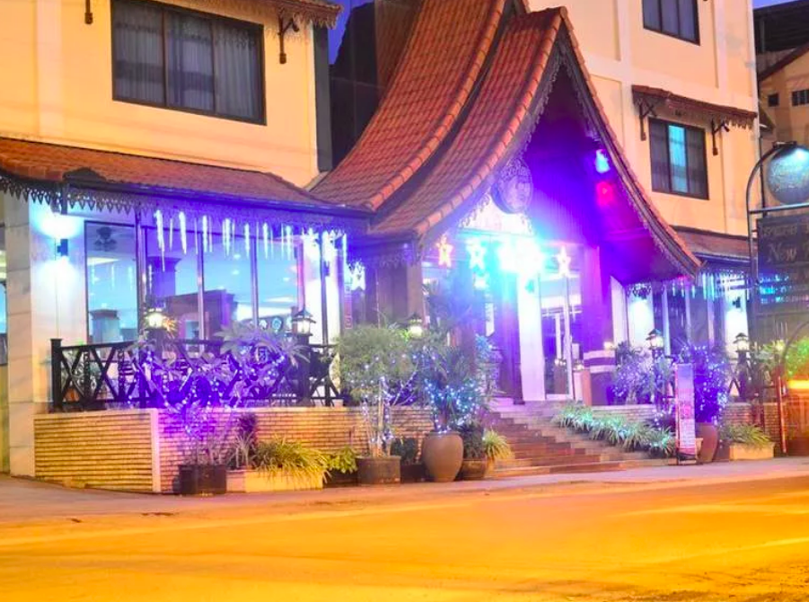 Отель чудесный во все отношениях! Совершенно новый, отлично оформленный крошка отель. Не получил 5-ку вероятно только из-за отсутствия своей территории и бассейна, хотя это его мало портит, т.к. Находиться он в непосредственной близости от моря и всяких природных красот Гагры. Во всех остальных аспектах 5 баллов! Дизайн номеров, причем все номера оформлены индивидуально, белье, всякие приятности в виде халатов, тапочек, мыльно-умывальных принадлежностей несомненные 5 звезд! Персонах беззвучен и вездесущ, все милые, любезные но без лакейства. Получили массу удовольствия и приятно удивились! Понравилось буквально все!  Отличный отель, европейского уровня.
Действительно очень вкусно готовят, очень приветливый персонал. 
Море не далеко, идти буквально 5 минут, мимо палаток с фруктами и сувенирами.
Единственное, что не повезло, так это, что номер был на первом этаже, если жить на 3,4,5 этажах красивый вид на горы и море.
Очень понравился сам отель, персонал, чистота, а какой дизайн! Комнаты настолько удобны, кровать, освещение, весьма правильное расположение кондиционера. Уборка каждый день, бесплатный сейф в номере. Панорамный лифт, а вид из окна на горы! Бесплатный вай фай в любой точке отеля. Кулер на этаже. Туалет и душевая укомплектованы полностью, вас будут ждать белоснежные полотенца, тапочки и халат! Всегда в наличии горячая вода.  Есть пляжные полотенца. И вот я подбираюсь к самому главному - питанию. Это что-то бесподобное! Были завтраки и ужин. Все 11 дней нашего проживания НИ РАЗУ! не повторялось меню. Невероятное многообразие наивкуснейших блюд, которые невозможно все перепробовать. Действительно домашняя пища. Огромное спасибо девочкам на кухне, особенно Оксане, которые как пчелки летают над нами, успевая с улыбкой нас обслуживать!