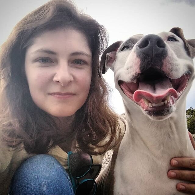 Моя жена Саша и собака-улыбака Мара (фото: Instagram, снято на Honor 7x)