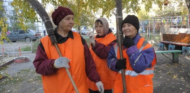 Бывшие инженеры,военные,учителя,рабочие,выйдя на пенсию,ВЫНУЖДЕНЫ РАБОТАТЬ сторожами,дворниками,вахтерами,уборщицами и др. не от любви к этим профессиям-денег не хватает.Зарплату платят мизерную 7-10 тыс.рублей,что ниже МРОТ (минимальный размер заработной платы)11163 рубля.Условия труда невыносимые,в ,служебных помещениях где они работают грязь антисанитария,даже элементарными бытовыми приборами (обогреватели,электрочайники др.)работодатели не обеспечивают. Ночные сверхурочные,праздничные не выплачивают. ПРАВ у работающих пенсионеров НЕТ, на них могут накладывать штрафы ,вычетая  деньги из зарплаты,могут уволить не объясняя  причин,  могут урезать и без того мизерную зарплату. А тут ещё наше правительство добавляет-индексация пенсий им не положена,а то зажиреют! Прокуратура ,трудовая инспекция и др.контролирующие органы закрывают на это глаза.Придут с проверкой по жалобам ,получат взятку,отпишутся и все шито- крыто.Ну не издевательство ли это!.Издали закон об уголовной ответственности за увольнение работающих в предпенсионном возрасте,а работающие пенсионеры,которые проработали на своих предприятиях и организациях по 20-30 лет, остаются бесправными.