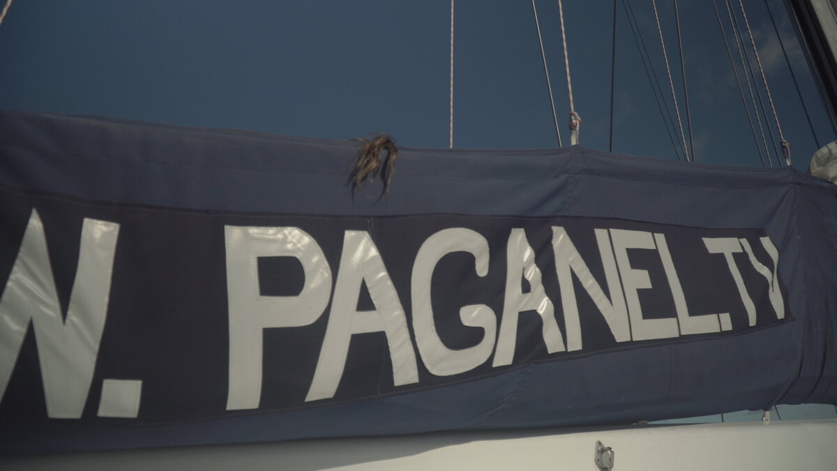 Оказалось, что в парусах на гике очень удобно спать. Забираешься прямо туда, и лежишь, как уютненькой люлечке. Если присмотритесь, то на фотке увидите Юлины волосы)))