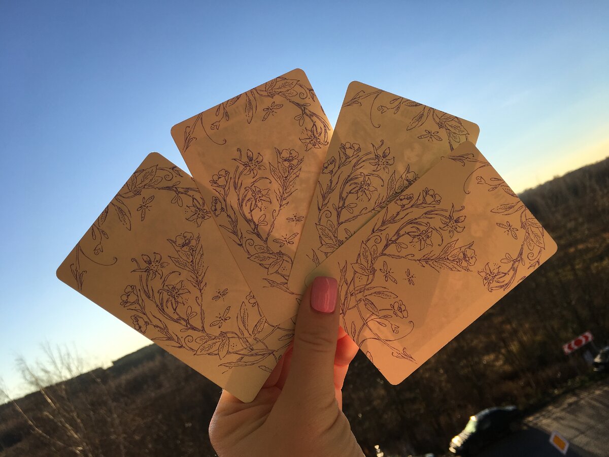 За картами солнце))) так что не подглядываем, а чисто интуитивно делаем выбор)) Фото перевёрнутых карт к конце статьи