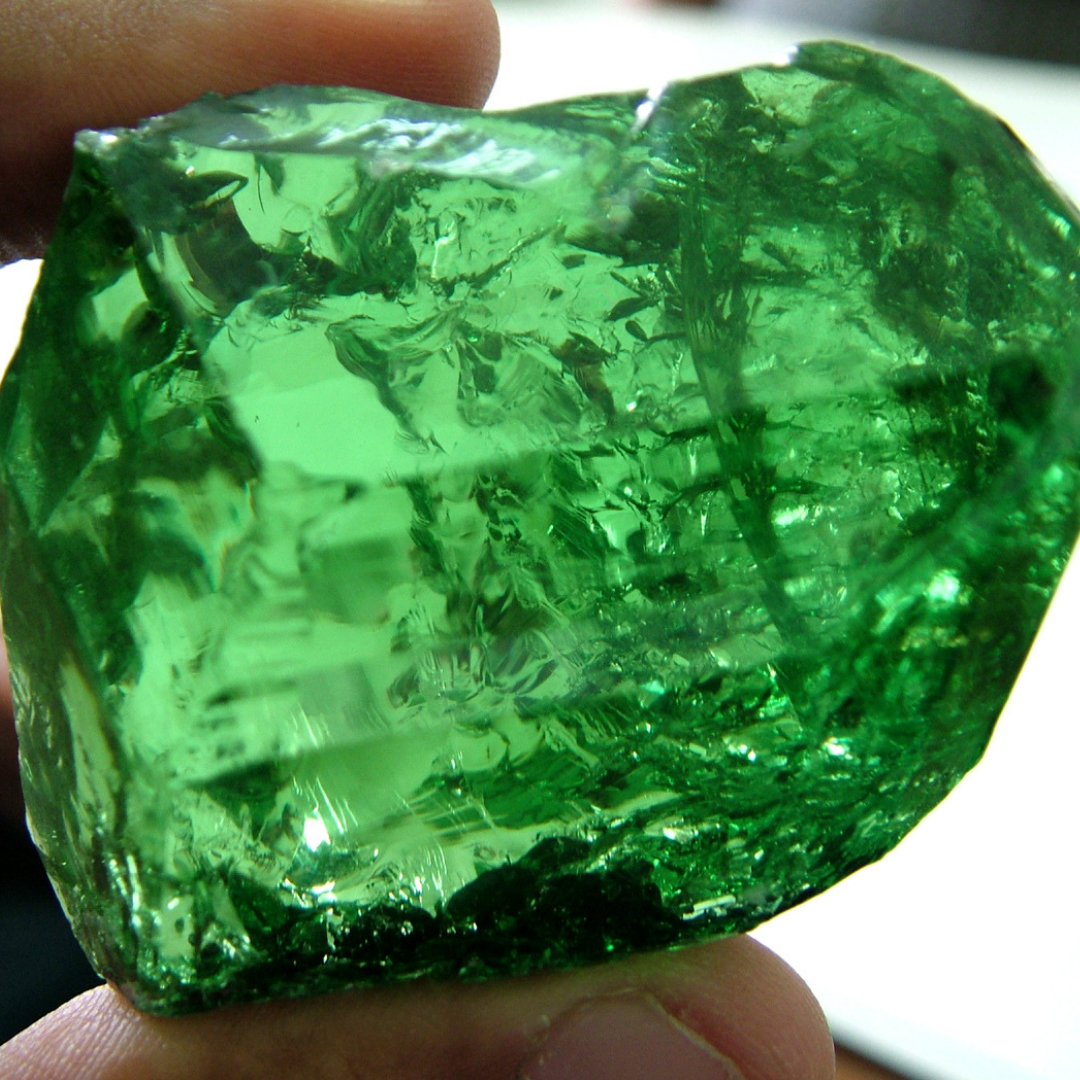 Гранат демантоид камень. Зелёный гранат демантоид камень. Гранат цаворит камень. Изумруд нефрит хризолит.