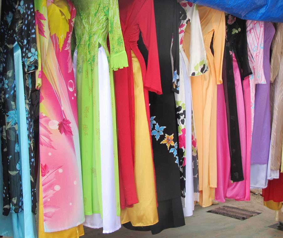 Но  есть на карте места, где покупка отреза высококачественного шелка не  слишком бьет по карману. Одной из таких благословенных для модниц земель  является гостеприимный Вьетнам. Благодаря уникальным климатическим  условиям на плоскогорье Баолок прекрасно себя чувствуют целые плантации  тутовых деревьев, без которых невозможно получить великолепную ткань.  Какая тут связь? Только их листьями питаются гусеницы довольно  невзрачной бабочки тутового шелкопряда. Чтобы обрести крылья и взлететь,  этим прожорливым червячкам нужно пройти стадию куколки, для чего и  плетется кокон из тончайшей, но очень прочной нити. Длина такого  “стройматериала” для одного убежища может доходить до полутора  километров, а средние значения колеблются в диапазоне от 300 до 900 м.  Характерный блеск и чарующее преломление света – заслуга необычного  строения: под микроскопом видно, что она имеет треугольное сечение.