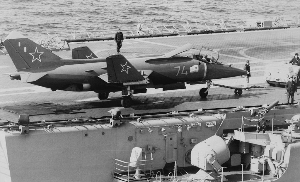 Находясь под влиянием британских Hawker P 1154 и Harrier, самолет Як-38 внешне был похож на своих собратьев, однако конструктивно отличался от них и имел большое количество недостатков и технических