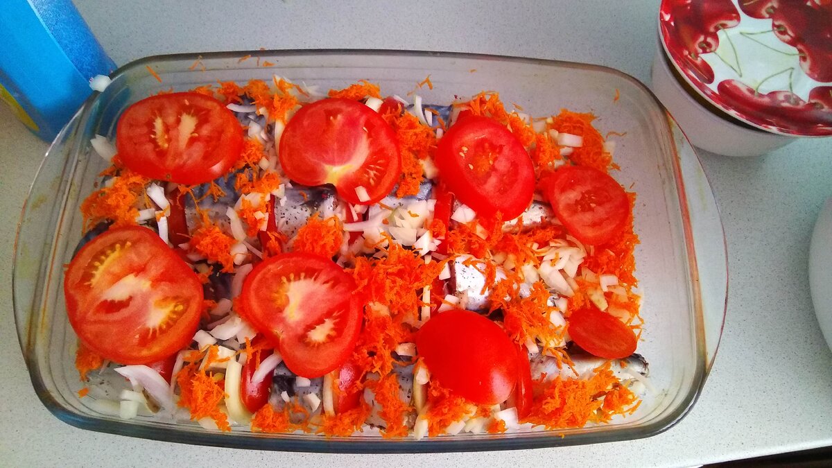 ЧТО ПОНАДОБИТСЯ   Свежая скумбрия ( 2-3 рыбы), 3средних морковки, 3 луковицы, майонез, приправа для рыбы, 2 томата, лимон, укроп
