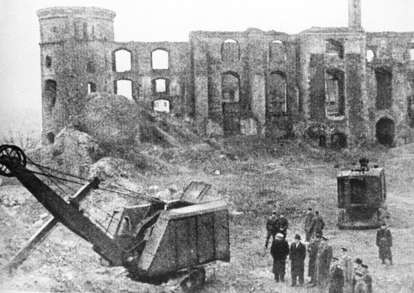 Большая часть Калининграда лежала в руинах, как лежали в руинах города на всей европейской части России.