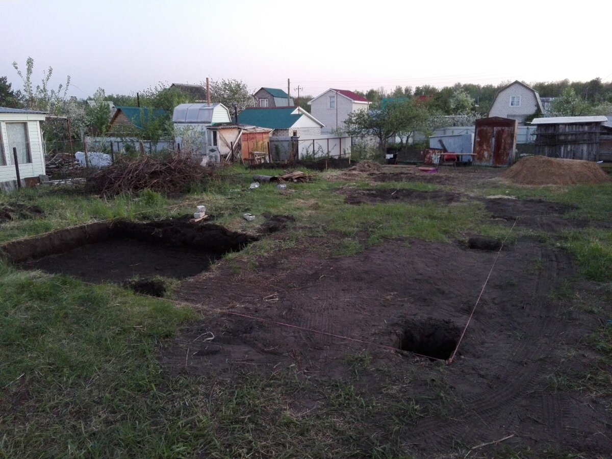 Вначале, с использованием нивелира  сделал контрольные лунки с отметками глубины. 