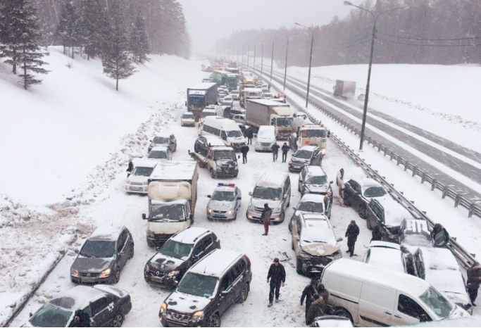 Фото: массовая авария на Симферопольском шоссе в Москве/26.01.19