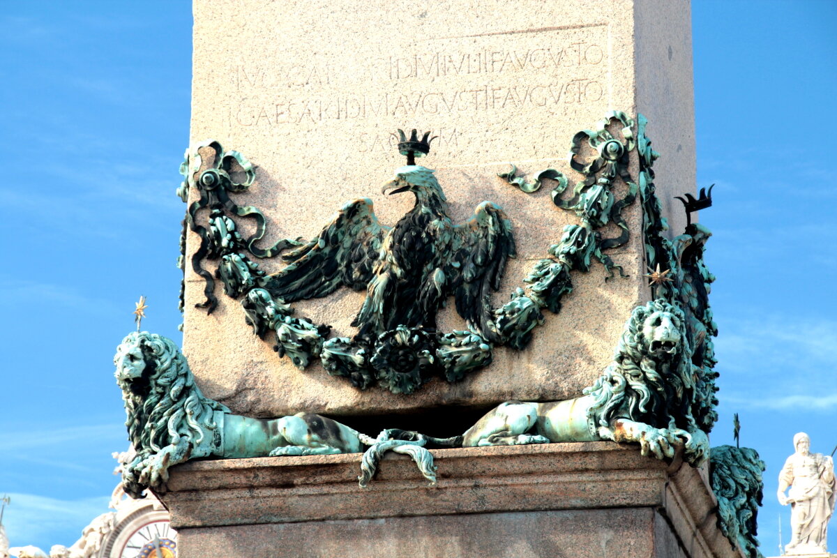 Основание обелиска на главной площади Ватикана