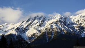 Здесь каждый найдёт что-то по душе: кому-то понравятся заснеженные горные склоны Кавказа, а кто-то будет в восторге от кристально чистой воды горных ручьёв и яркой зелени лесов. В этой стране множество видов флоры и фауны: несколько тысяч растений и редких зверей.
Всегда свежие фрукты и разнообразная кухня, а также комфортабельные номера местных гостиниц, составляют основные плюсы отдыха в этом южном краю. Туристическое жилье в Абхазии представлено отелями, пансионатами, частным сектором и квартирами.