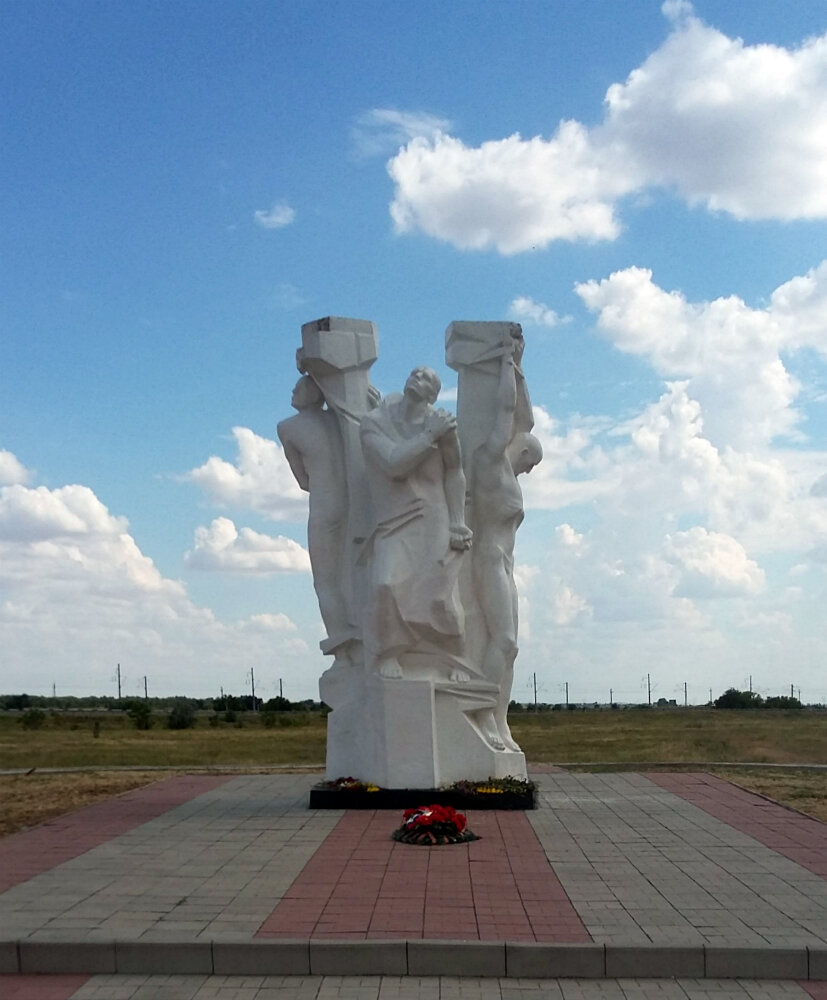 1 августа 1942 года гитлеровские орды вторглись в Дубовский район, и лишь победа в Сталинградской битве принесла освобождение. Вскоре после оккупации  немцы на его территории оборудовали концентрационный лагерь для советских военнопленных. Под бараки приспособили животноводческие помещения, которые обнесли колючей проволокой. 1 января 1943 года над селом Дубовским после 153 суток оккупации вновь заалел красный флаг.   Освобождали район воины – сталинградцы 2-й гвардейской и 51-й армий. На дубовской земле сотни воинов остались навсегда. Только в селе Дубовском в одной из четырех братских могил похоронено около 200 бойцов и командиров. Звания Героя Советского Союза удостоены А.П. Егоров, М.Ф. Потапов, С.В. Рыбальченко, Ф.К. Фак, П.А. Самохин, В.К. Анисимов, П.Ф. Самохин.