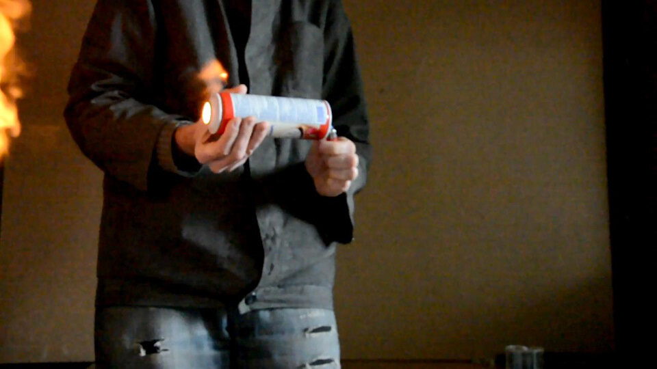 Брали пустой балончик дихлофоса,срезали верхнюю часть,дно пробивали гвоздем.Внутрь бросали пару тройку маленьких кусочков карбида,чуточку влаги)) ко дну балончика подносили зажженую спичку и.... БАБАХ!!))))