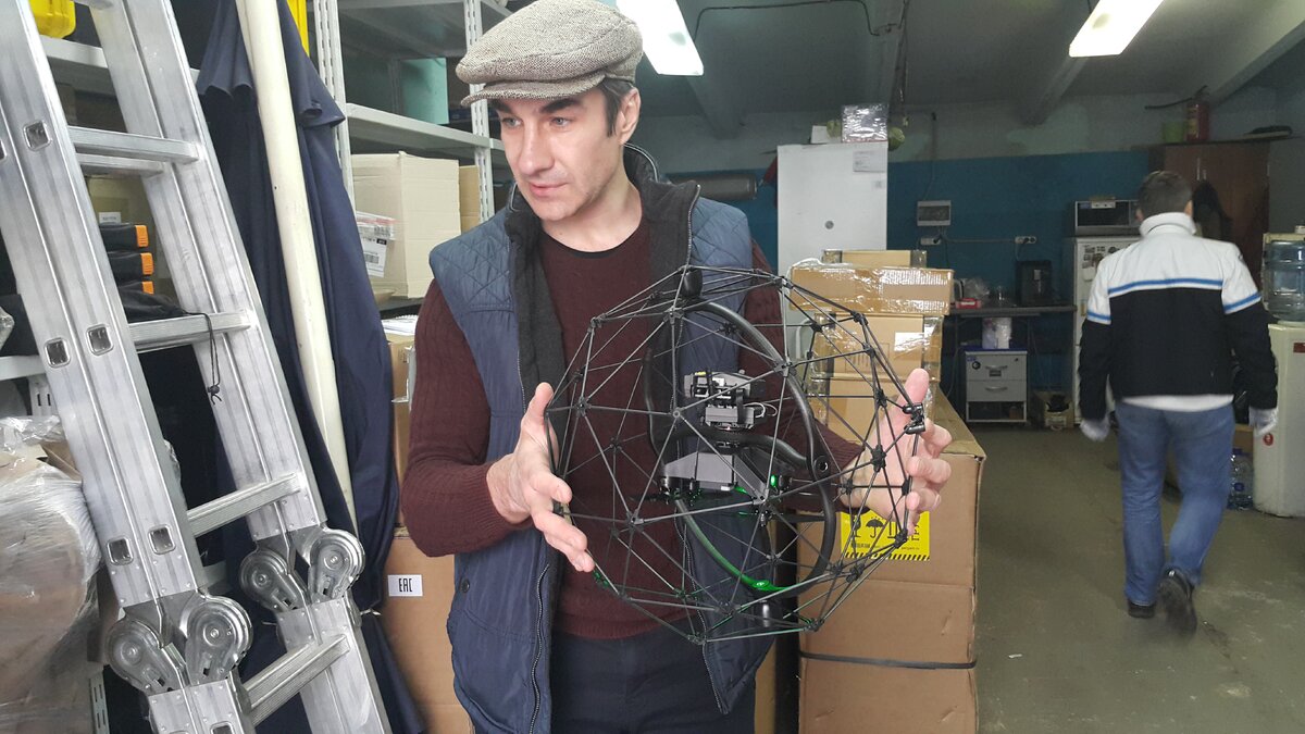 Дмитрий Чихунов с квадрокоптером Flyability Elios