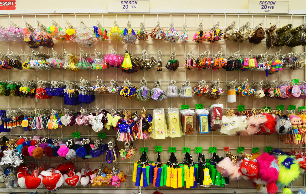 Брелки из пайеток и меховые,фонарики, куколки по 20- 30 р. На набережной это стоит 100-150 минимум.