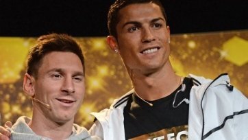 Фото: francefootball.frЦентральная тема номера: соперничество между двумя живыми легендами мирового футбола – нападающим «Барселоны» Лионелем Месси и форвардом «Ювентуса» Криштиану Роналду. Редактора издания украсили обложку нового номера картинкой, на которой лучшие футболисты последних лет презентованы целующимися.
