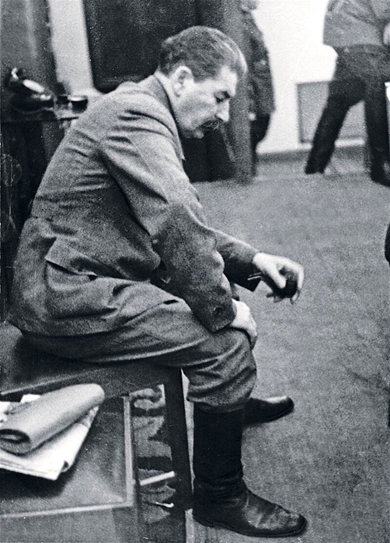 Когда в 1903 году (на II съезде РСДРП) произошел раскол партии на большевиков и меньшевиков, Сталин поддержал вождя большевиков Ленина и по его поручению приступил к созданию сети подпольных марксистских кружков на Кавказе. В 1906‑1907 годах Иосиф Сталин участвовал в организации ряда экспроприаций в Закавказье. В 1907 году был одним из руководителей Бакинского комитета РСДРП.
В 1912 году на пленуме ЦК РСДРП Сталин был заочно введен в состав ЦК и Русское бюро ЦК РСДРП. Участвовал в создании газет "Правда", "Звезда". 
В 1913 году Сталин написал статью "Марксизм и национальный вопрос", принесшую ему авторитет знатока национального вопроса. В феврале 1913 года был арестован и сослан в Туруханский край. Из‑за полученной в детстве травмы руки в 1916 году он был признан негодным для военной службы. С марта 17 года участвовал в  проведении Октябрьской революции . В 1917‑1922 годах был народным комиссаром по делам национальностей.После смерти Ленина Сталин объявил себя единственным продолжателем дела покойного вождя и его учения. Он провозгласил курс на "построение социализма в одной, отдельно взятой стране".