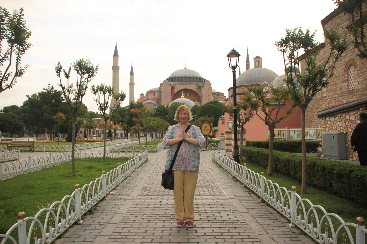 Как одеваться в стамбуле в апреле. Русские девушки в Стамбуле. Лук для поездки в Стамбул. Женские образы для прогулок по Стамбулу. Стамбул девушка.