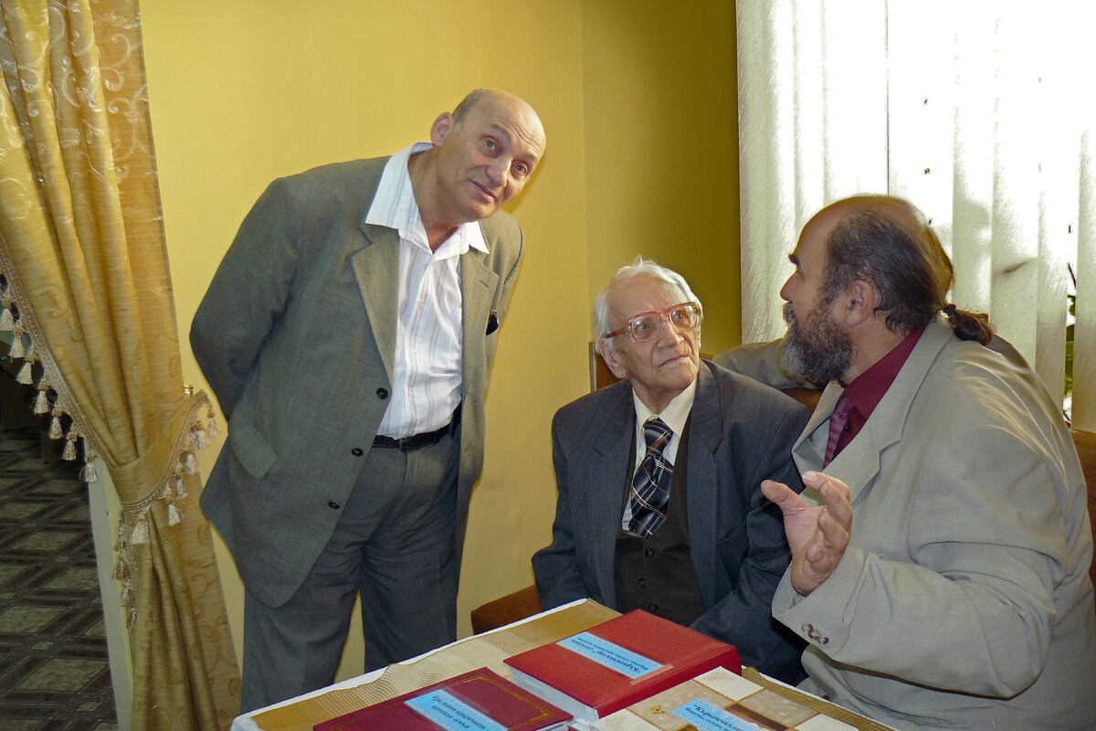 Давид Реби в центре