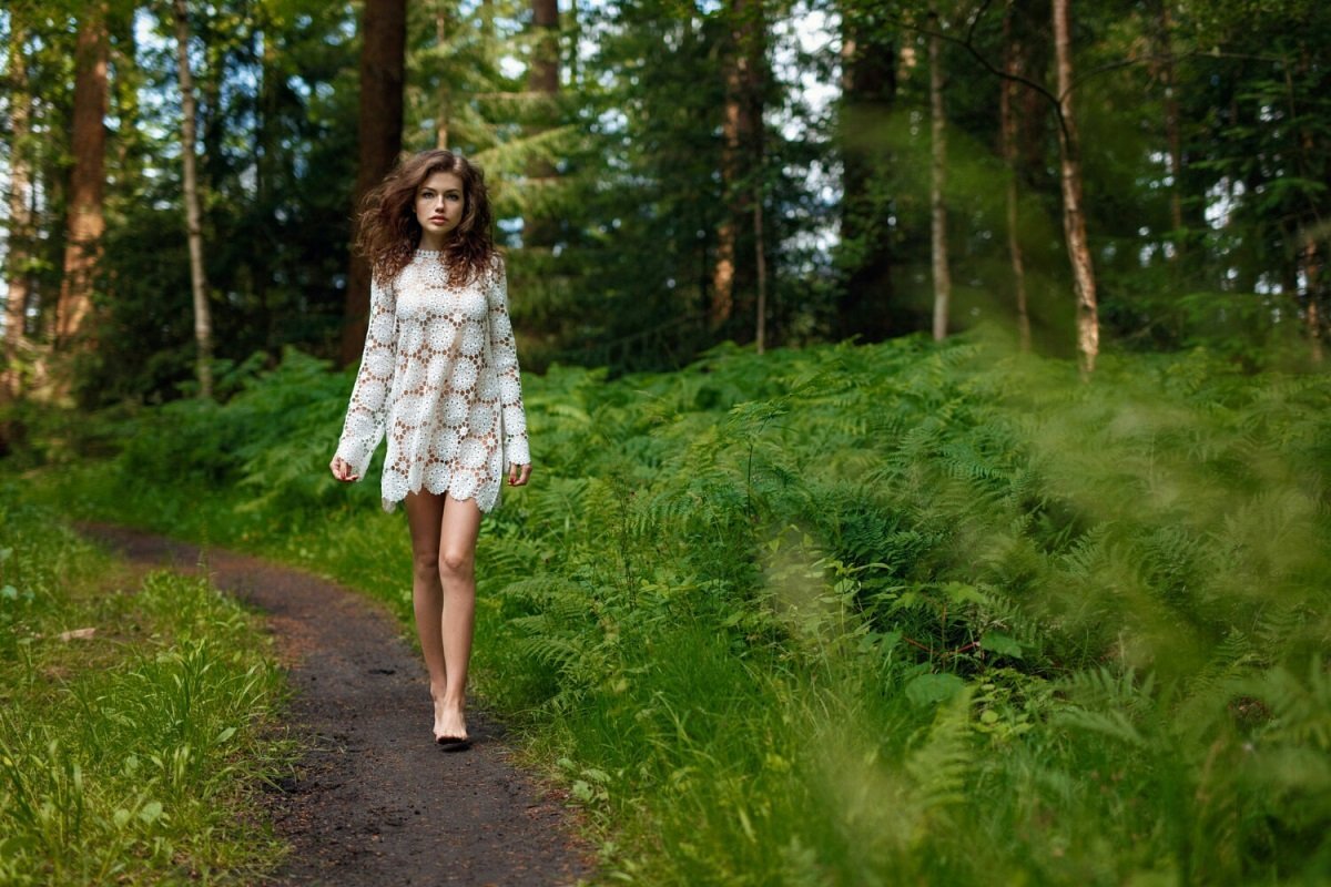 Гуляла девочка в лесу. Фотосессия в лесу. Девушка в лесу. Девушка в лесу фотосессия. Босые девушки в лесу.
