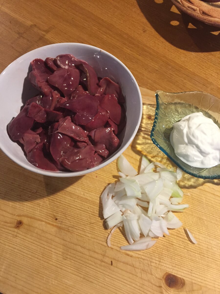 куриная печень, сметана, лук