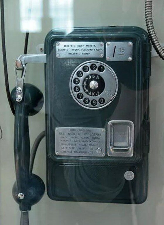 Дисковый телефон с буквами и цифрами фото