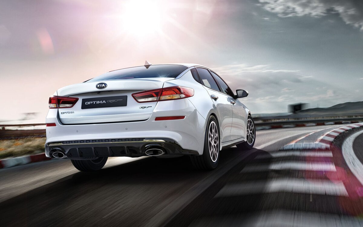 сзади автомобиль выглядит не менее мощно, чем спереди