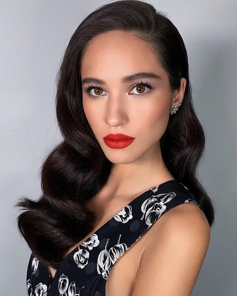 Процесс бережного снятия макияжа с глаз