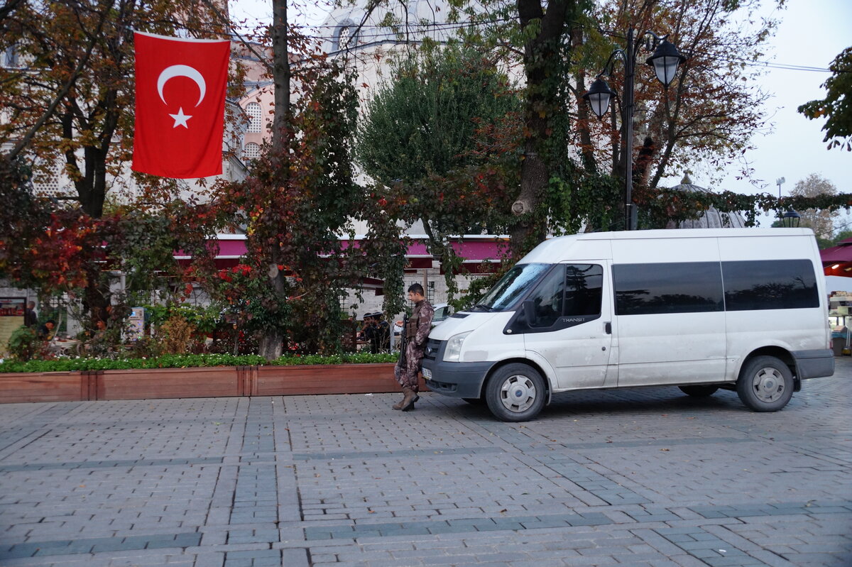 Дежурит военный недалеко от дворца Топкапы-бывшая резиденция Султана