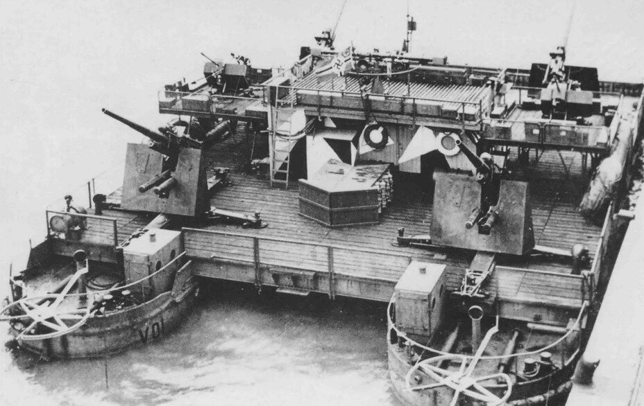 Тяжёлый артиллерийский паром Зибеля вооруженный двумя 88-мм пушками и четеремя 20-мм пушками. Вид сверху. 