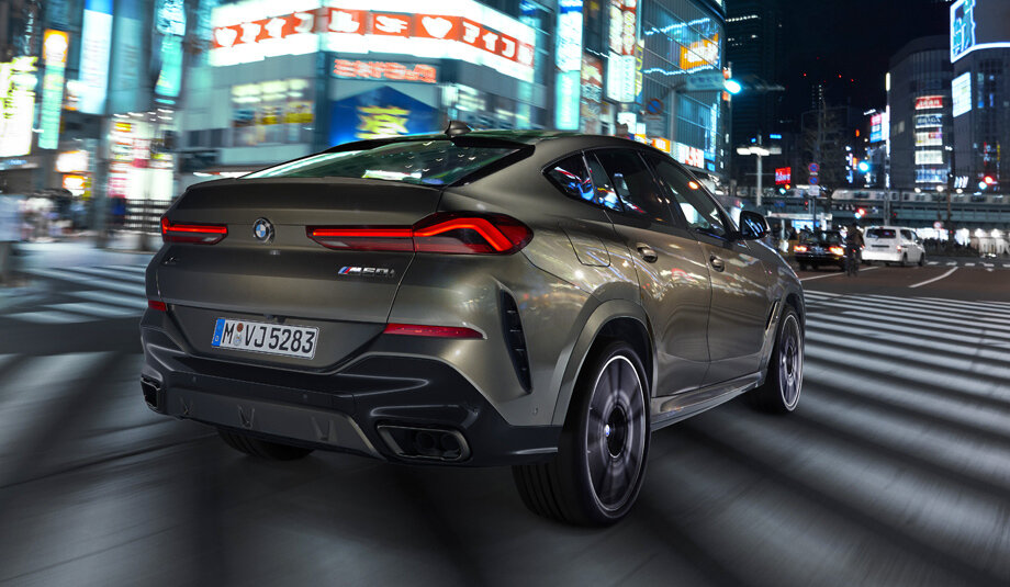 Сзади, опять же, различия с «икс-пятым» не сводятся к покатой крыше. Иначе оформлен бампер, а очень узкие эффектные фонари поспорят с оптикой BMW X4.