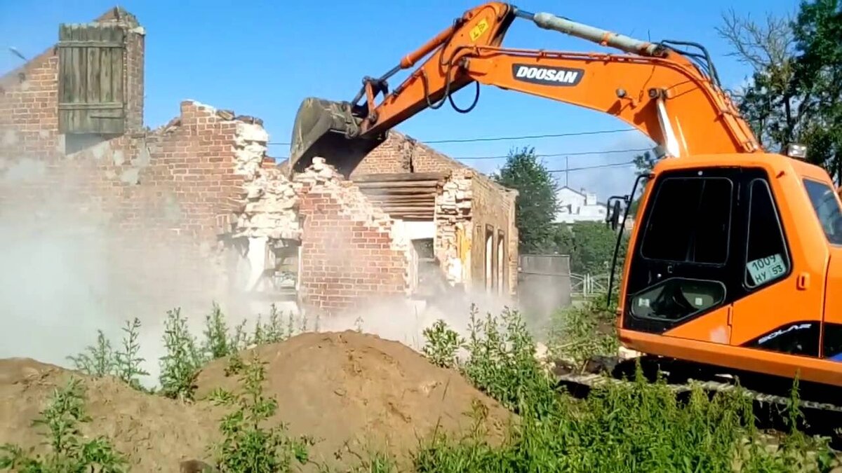 Снос экскаватором