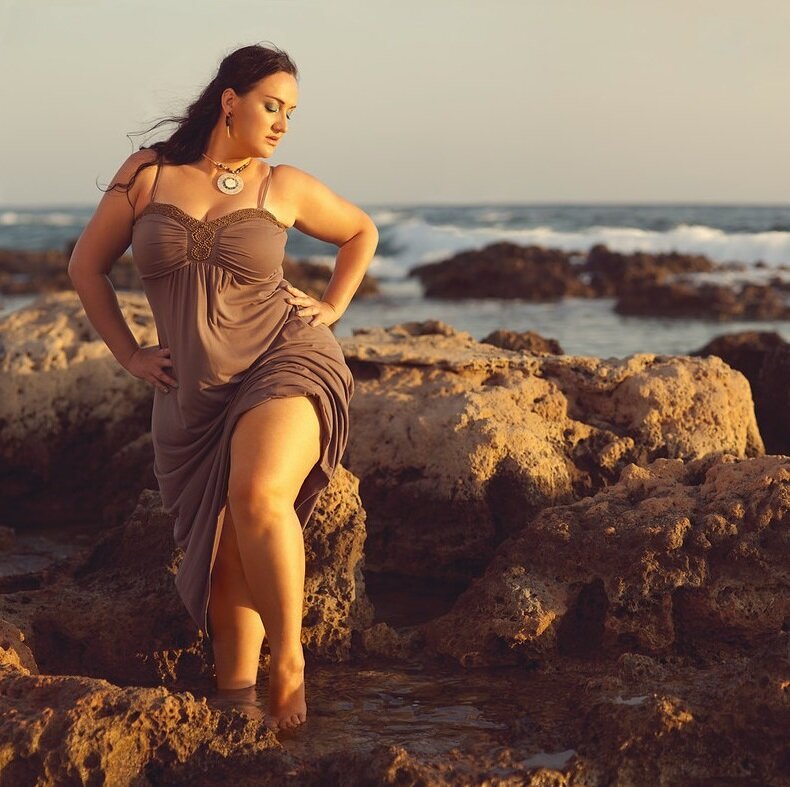 Полная и стильная женщина на пляже: как носить парео | Стиль вне размера | Дзен