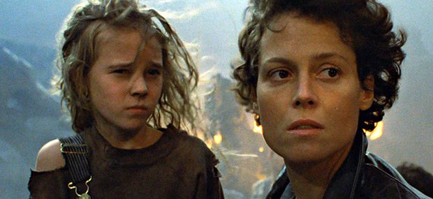 Кэрри Хенн и Сигурни Уивер в фильме «Чужие». Кадр из фильма