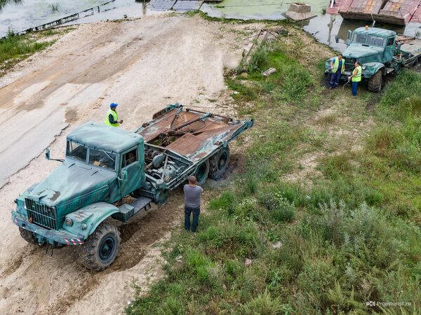 Засадили КрАЗ-255В «по самые помидоры» во время загрузки понтона из реки ???