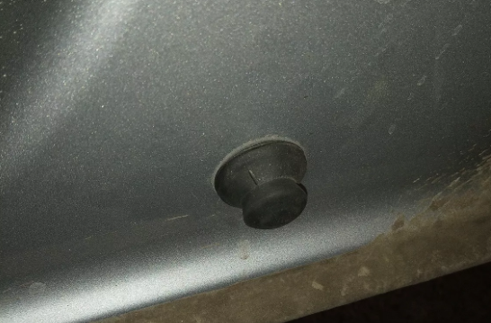 Вот такие резиновые "грибочки"  в дверных проемах