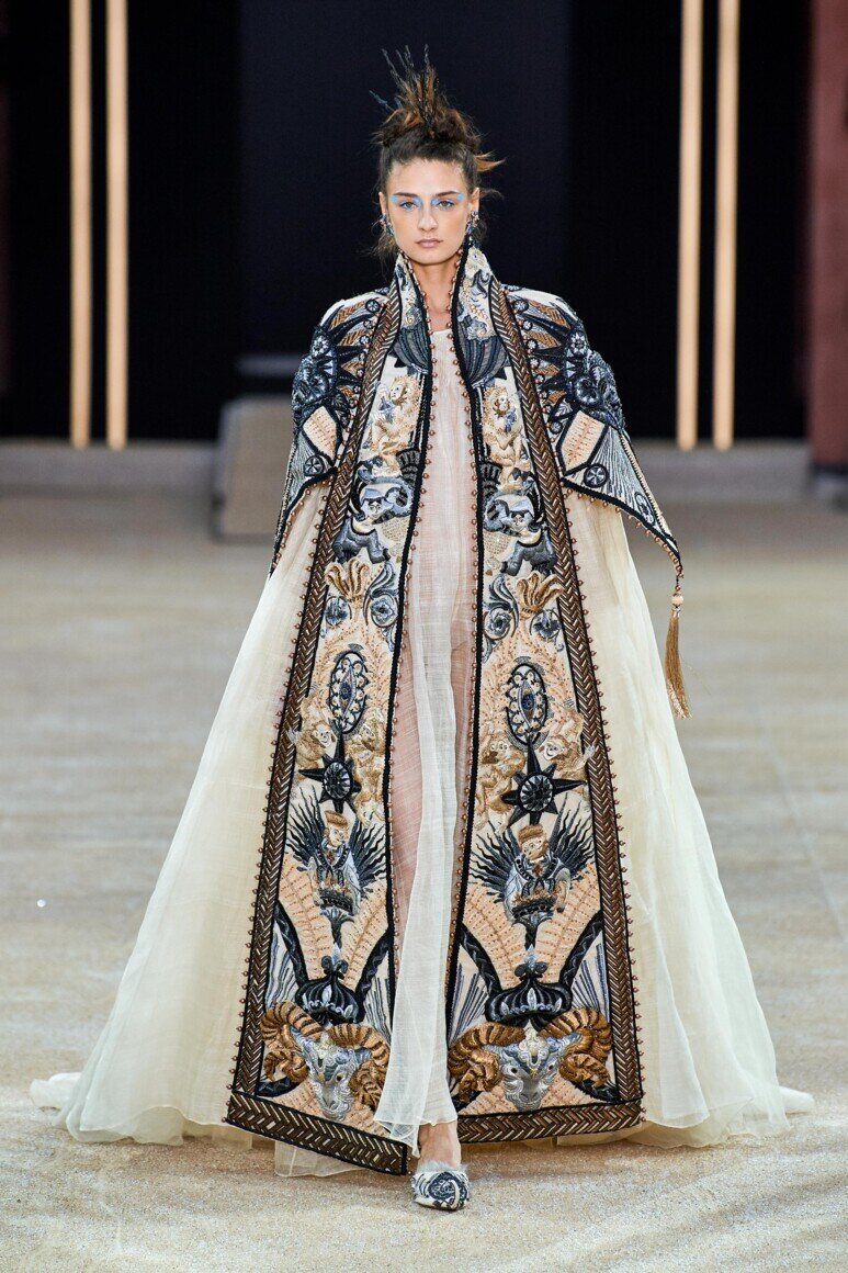 Дизайнеров китая. Guo Pei Haute Couture Fall 2019. Guo Pei дизайнер. Guo Pei 2022. Китайский дизайнер ГУО пей.